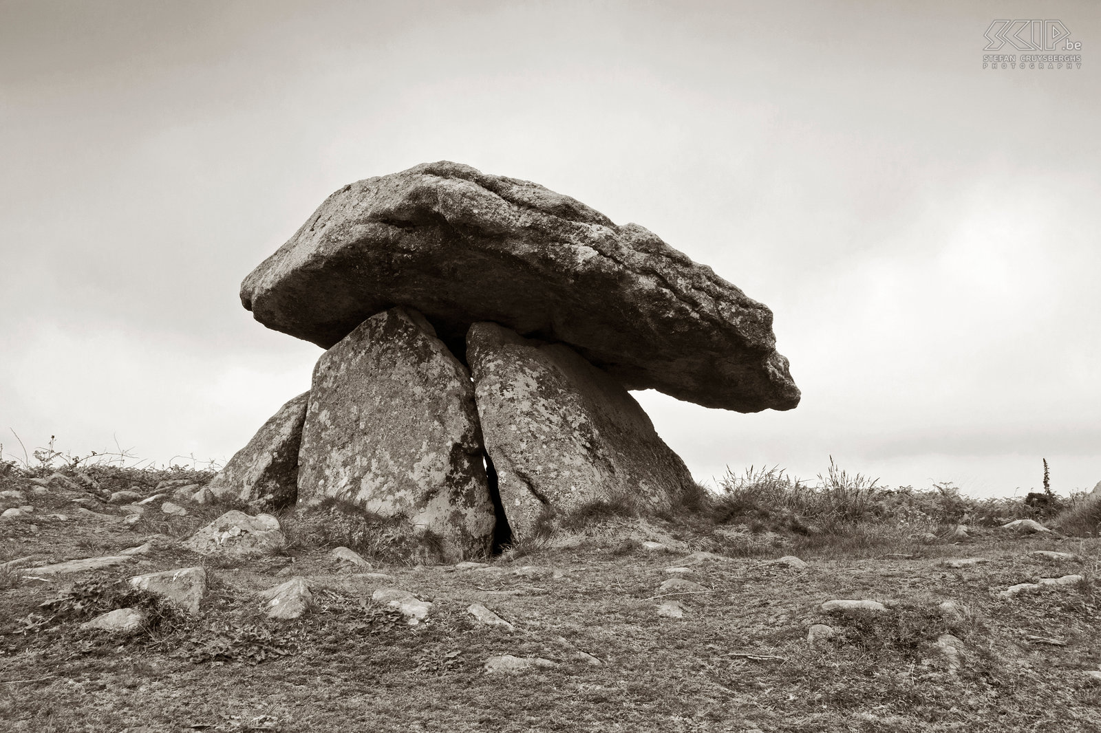 Chun Quoit Chûn Quoit is one of the best preserved megaliths of Cornwall. It is located on a hill and surrounded by heather moorland and the sea.  The mushroom-domed capstone  was a closed burial chamber which is believed to have been built around 2400BC. Stefan Cruysberghs